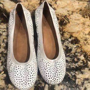 Vionic Robyn white leather ballet  flats